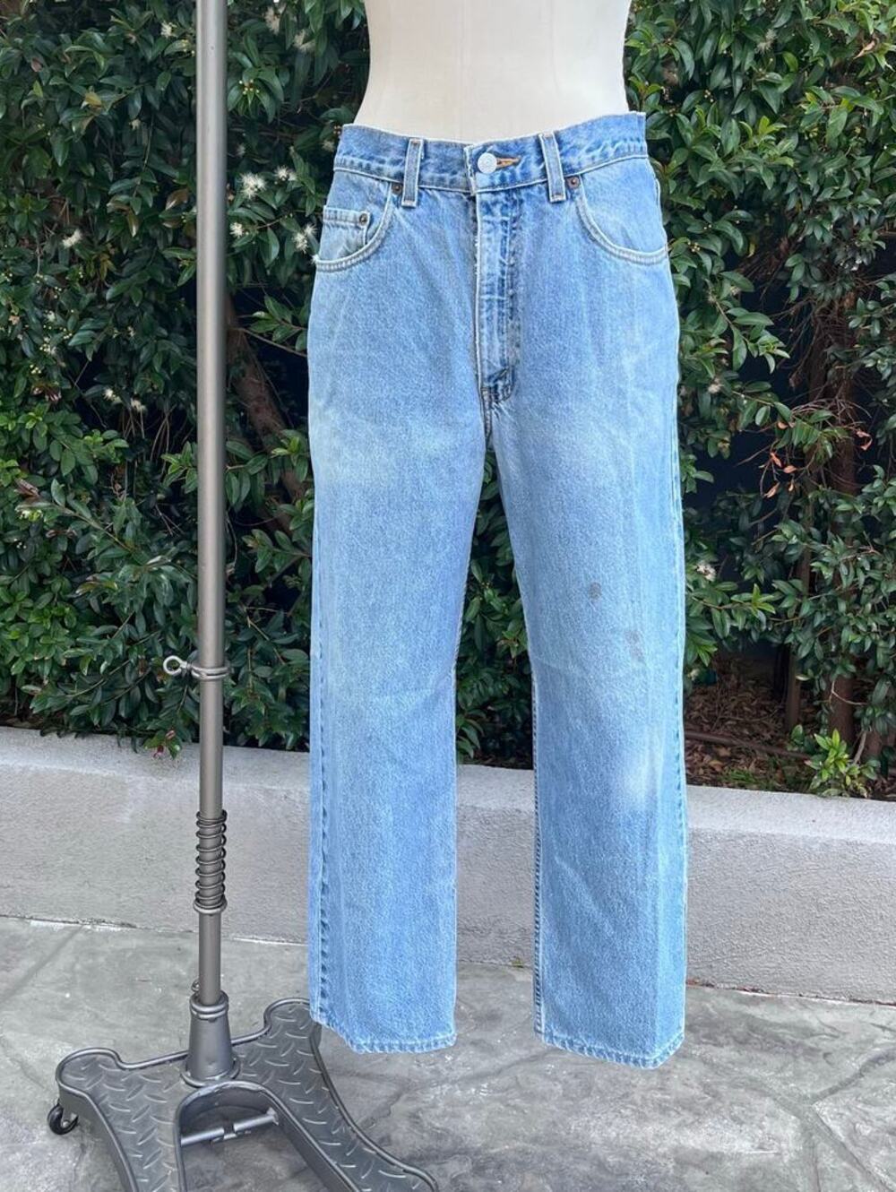 Vintage 2002 Levi’s 550 Relaxed Straight Leg Jean Distressed